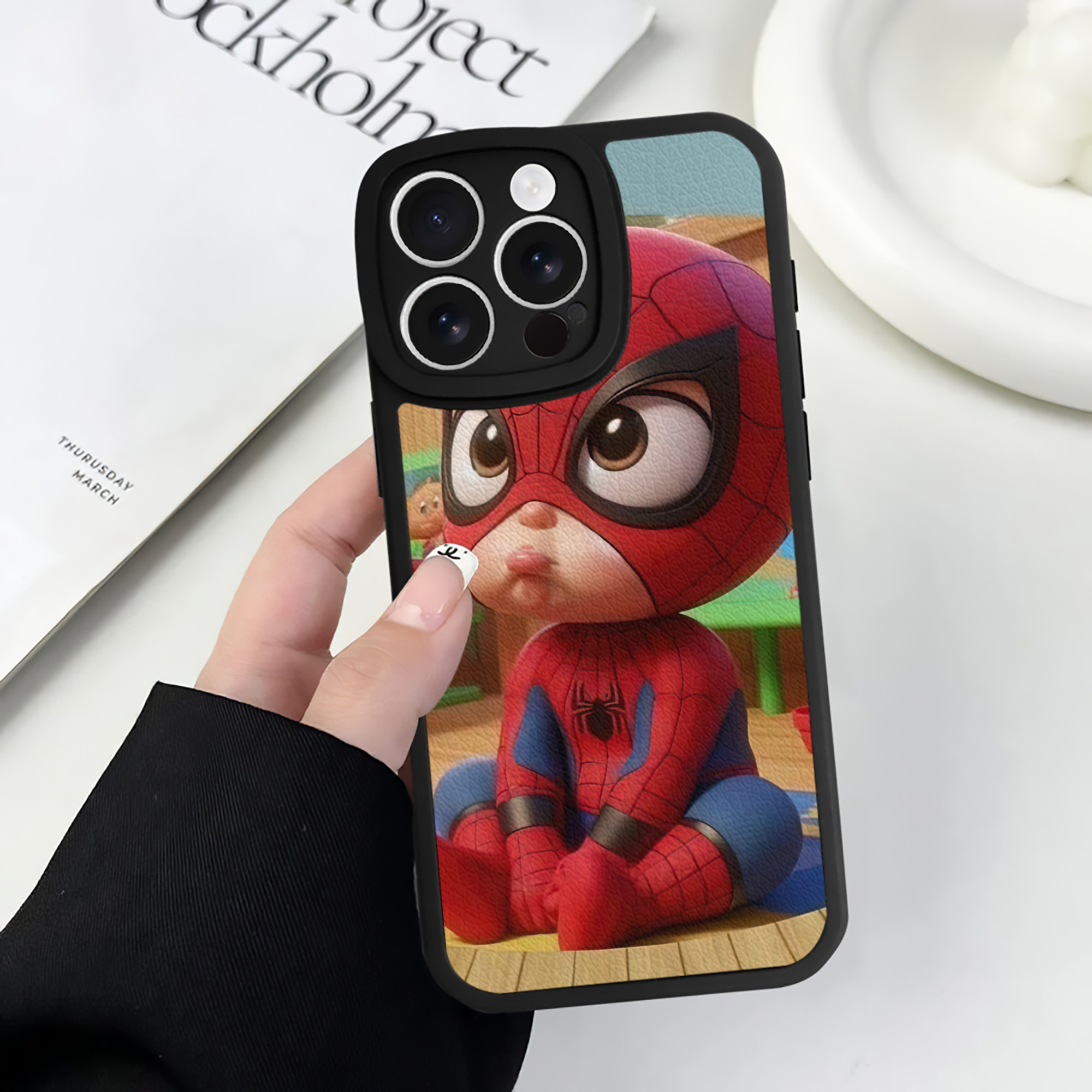 （画像用） Spider Man スパイダーマン 【iPhone 16シリーズ対応】シリコンスマホケース（レザー調） 材質：シリコン